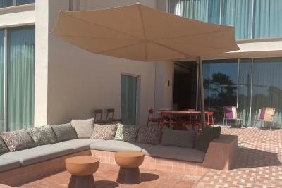 Gillot Jardin vous présente de nombreux parasols pour ombrager votre terrasse